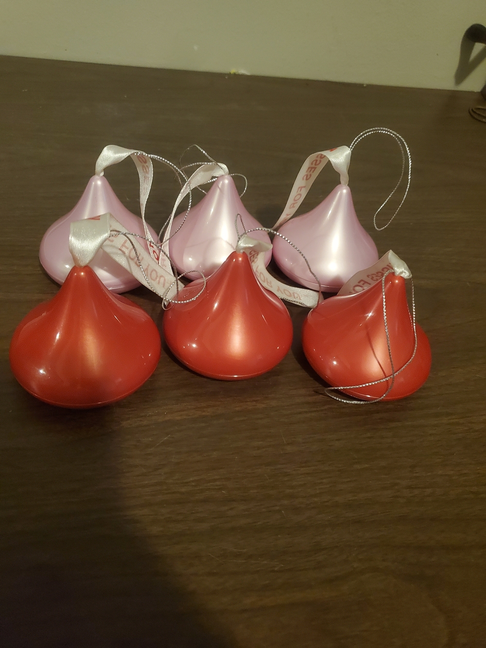 6 Galerie Holiday mini kisses Ornament Set - Pink & Red